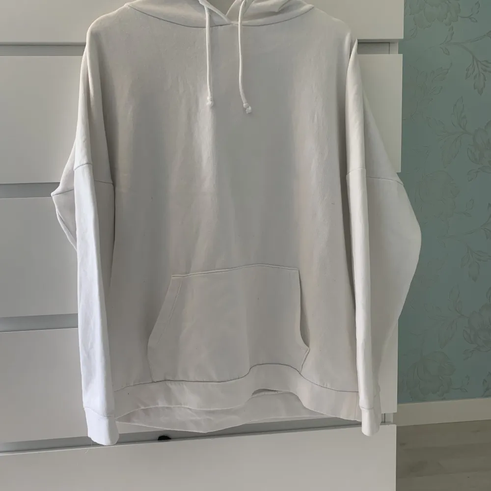 Oversized hoodie från Gina tricot. Sällan använd och i perfekt skick.. Hoodies.