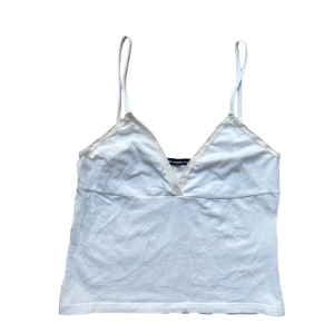 brandy melville linne - snyggt linne från brandy som ej kommer till användning längre. Köpt på plick förra året. Köparen står för frakt. Använd gärna ”köp nu” <3 