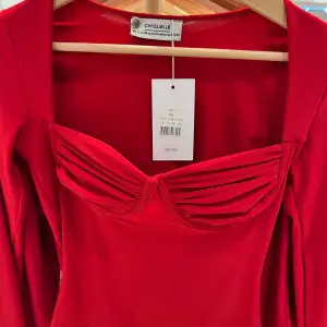 Säljer min röda eleganta tröja från chiquelle då den inte kommer till användning. Slutsåld på hemsidan därav bilder på en vit likadan🌸🌟