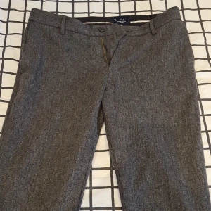 Bondelid grå tygbyxa - Bondelid grå tygbyxa i W33 och L32.