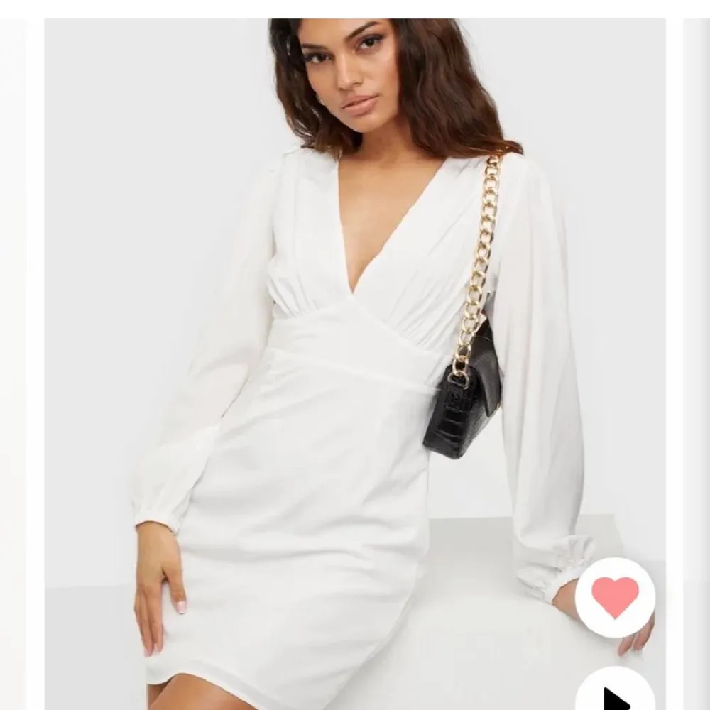 Säljer denna vita fina klänningen från Nelly🫶 Bara används en gång och har inga defekter💓 Pris kan alltid diskuteras😚. Klänningar.