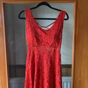 Jätte fin röd klänning med snörnings detaljer baktill lappen inuti är borttagen men strl är s/m och den är fin å hel !🤍pris går att diskutera 