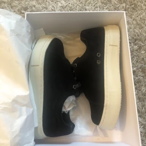 Eytys - Säljer dessa helt nya oanvända eytys i storlek 39. Säljer då det är fel storlek för mig & tiden för att lämna tillbaka dom har gått ut. Köpta för 2000kr. Heter ”Doja suede black”