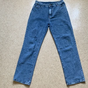 Högmidjade mom jeans - Använda ett par gånger, högmidjade 