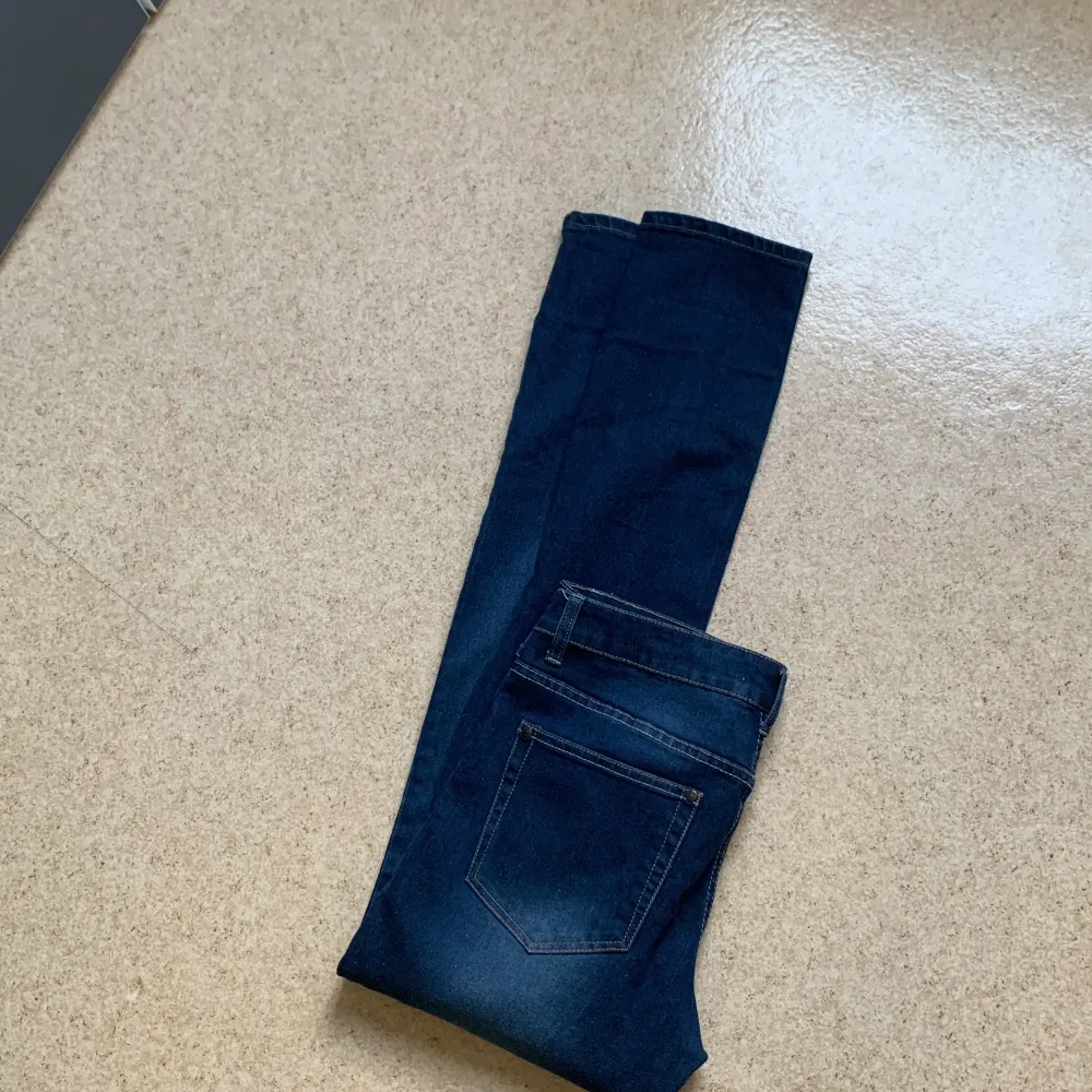 Marinblåa skinnyjeans, helt oanvända och nya, skriv priv för midjemått samt längd. Jeans & Byxor.