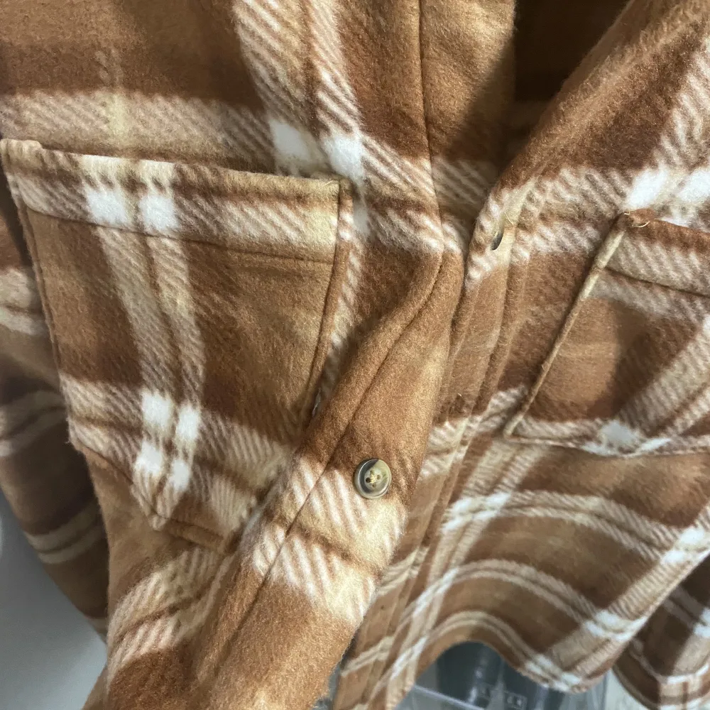 Overshirt flannel orange med vita detaljer från ASOS, använd fåtal gånger nyskick. Tröjor & Koftor.