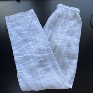 Vita linne byxor - Säljer dessa vita linnebyxor från Chelsea, de är köpta på Zalando. Säljer då de inte kommer till användning 