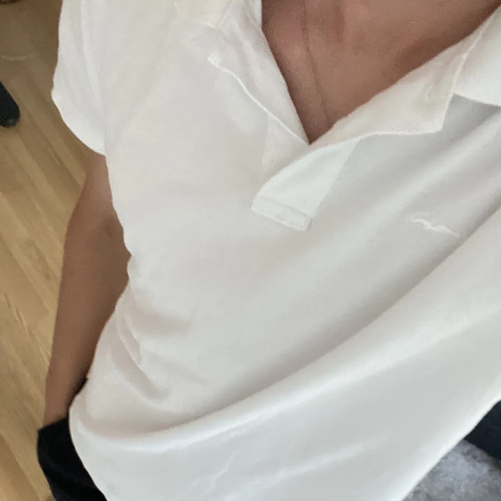 Snygg vit tröja som är perfekt att ha nu på sommaren! . Tröjor & Koftor.