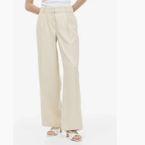 Kostymbyxor - Säljer dessa snygga kostymbyxor då de inte kommer till användning. Nyskick!! Nypris 300kr.  Hör av dig om eventuella frågor🩷 (Köparen står för eventuell frakt)