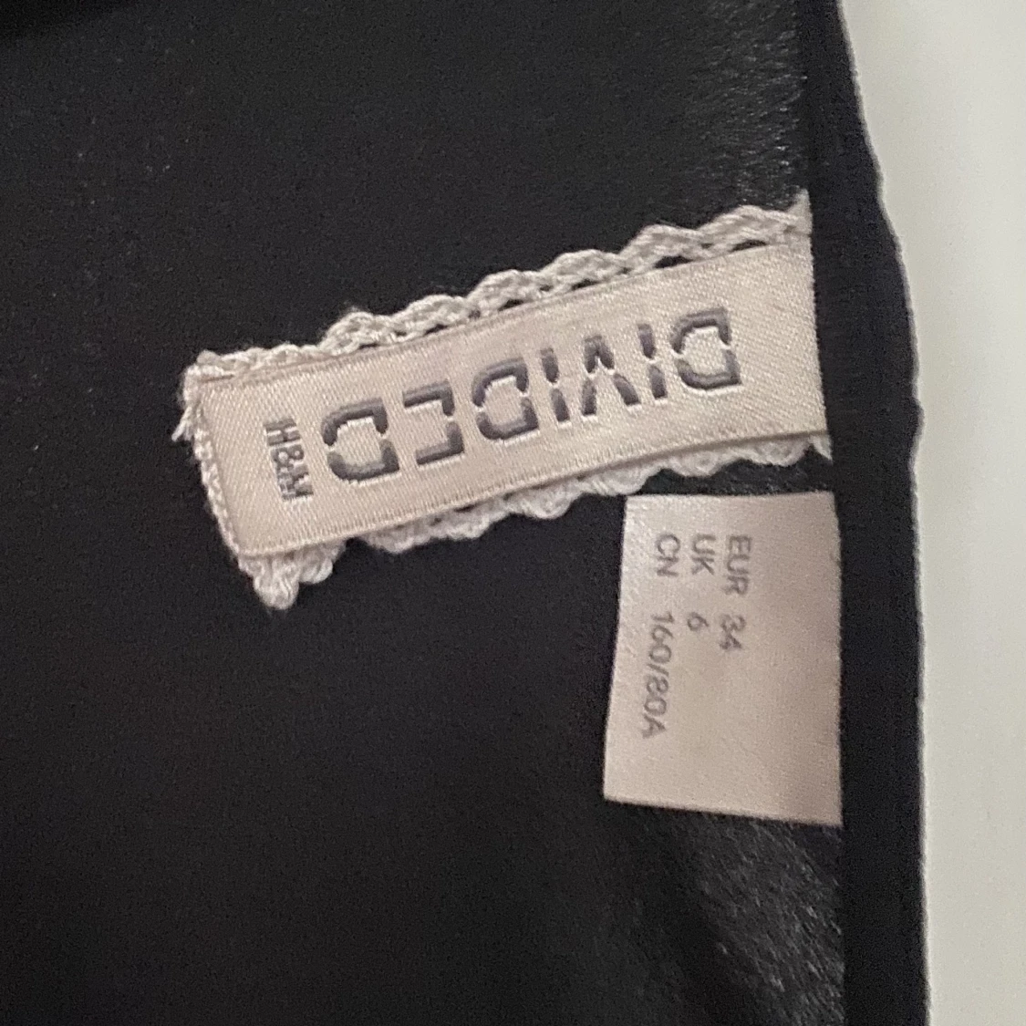 Svart klänning med vita broderier - 91