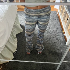 Byxa - Missoni inspererad byxa från drylake. De är i storlek M men passar en S också. Aldrig använda med prislapp kvar. De har inbyggda skjorta då de är lite genomskinliga längst benen så passar perfekt nu i sommar. 