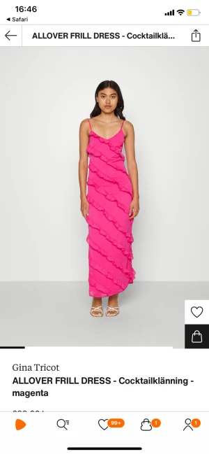 Klänning  - Säljer den här jättefina lite längre klänningen från Gina Tricot. Klänningen är köpt för ca 2 veckor sedan och är aldrig använd, till och med prislappen finns kvar💗  700kr nypris. Den är i S men passar mig som har xs bra då banden går att reglera.