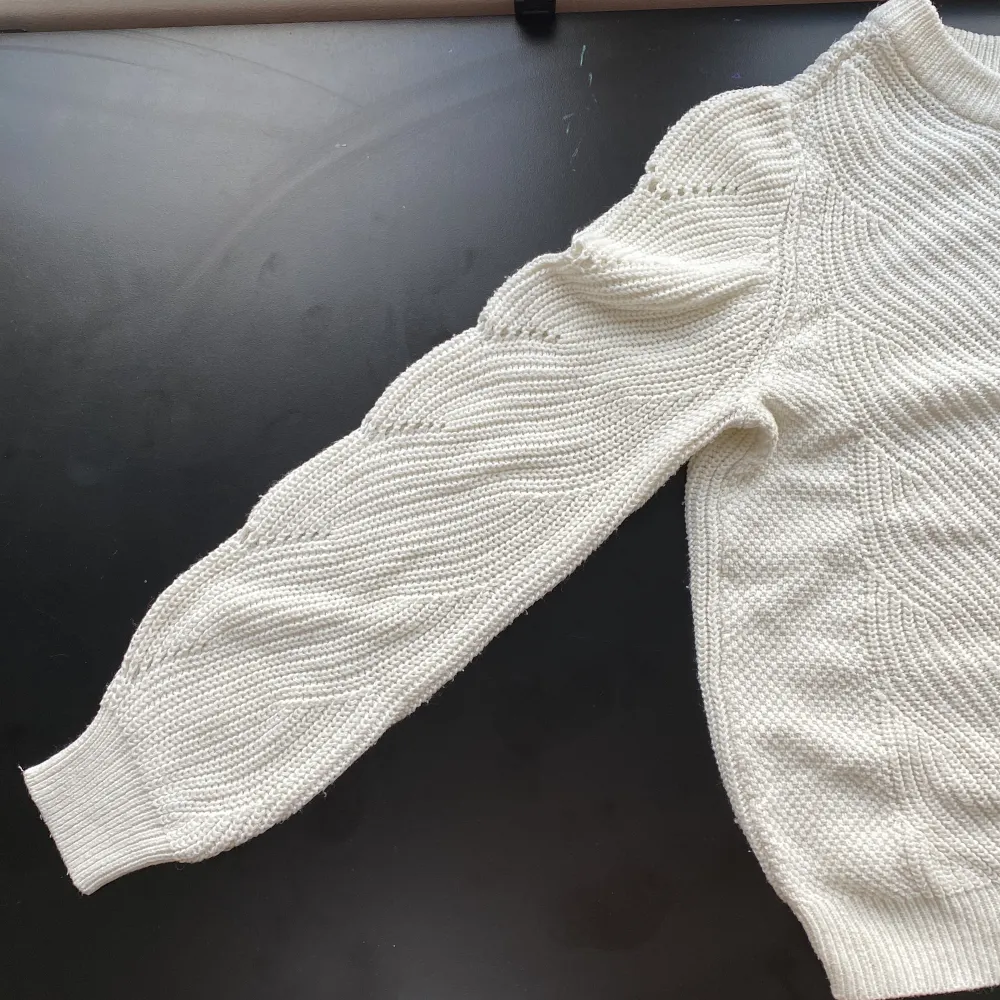 Säljer denna stickade tröjan ifrån Vila. Den är vit och mönstring, säljer då den tyvärr inte kommer tills användning . Tröjor & Koftor.