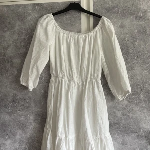 Klänning  - En fin vit tröja som är oanvänd