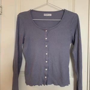 Lila kofta - Hej! Jag säljer denna lila koftan för 70 kr. Den är storlek 158-164 och jag har knappt använt den. Om du vill köpa den skriv till mig  🤍