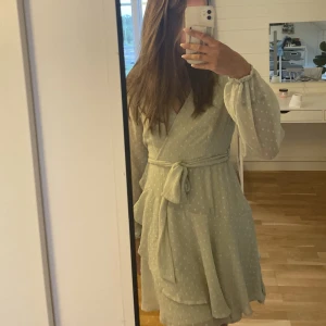Vera Moda klänning - Säljer denna fina klänning från Vero Moda som endast är använd fåtal gånger och är i väldigt fint skick. Köptes för 500. Säljer för 250 + frakt 