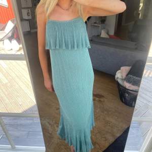 Glittrig långklänning från zara💙💙helt ny med prislappen kvar!!💘💘jag är 173 cm! 