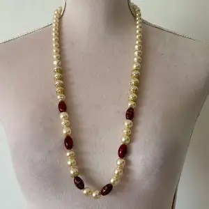 Halsband med vita pärlor för 40kr.❤️