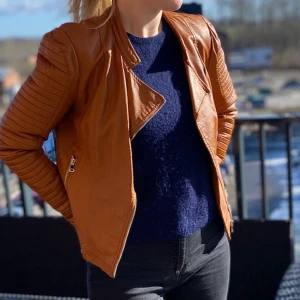 Brun skinnjacka  - Snygg skinnjacka i mycket gott skick. Märke Bodyflirt, storlek EUR40.  Fickorna har dragkedja. Finns i rökfritt hem. 