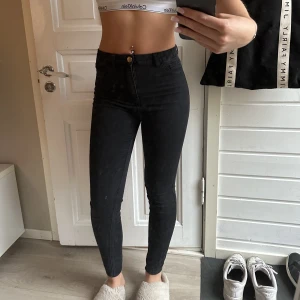 Skinny jeans - Svarta skinny jeans, använder inte längre ✨
