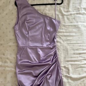 Lila klänning  - Lila one-shoulder festklänning i siden material från ASOS, aldrig använd! 