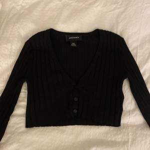 Ribbad svart långärmad tröja från Monki. Storlek xxs. Säljer för 100kr. Skriv för fler bilder💕
