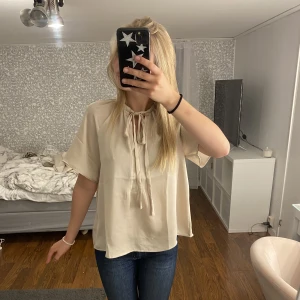 Beige blus  - Intressekoll på min fina beiga blus💕använd 1 gång så funderar på att sälja den vidare, hör av er vid intresse🥰
