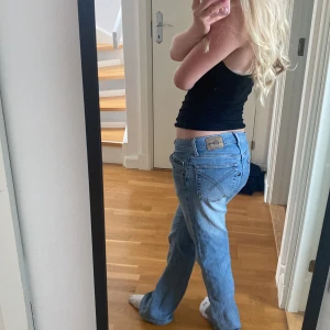 💓Lågmidjade Bootcut Jeans💓 - Säljer nu mina jättefina lågmidjade jeans med fint tryck på fickorna. Köpta här på plick men endast prövade. Säljer då de är en aningen stora i midjan på mig.  Midjemått: 37cm rakt över  Innerbenslängd: 74cm  Jättefint skick och skönt material🩷