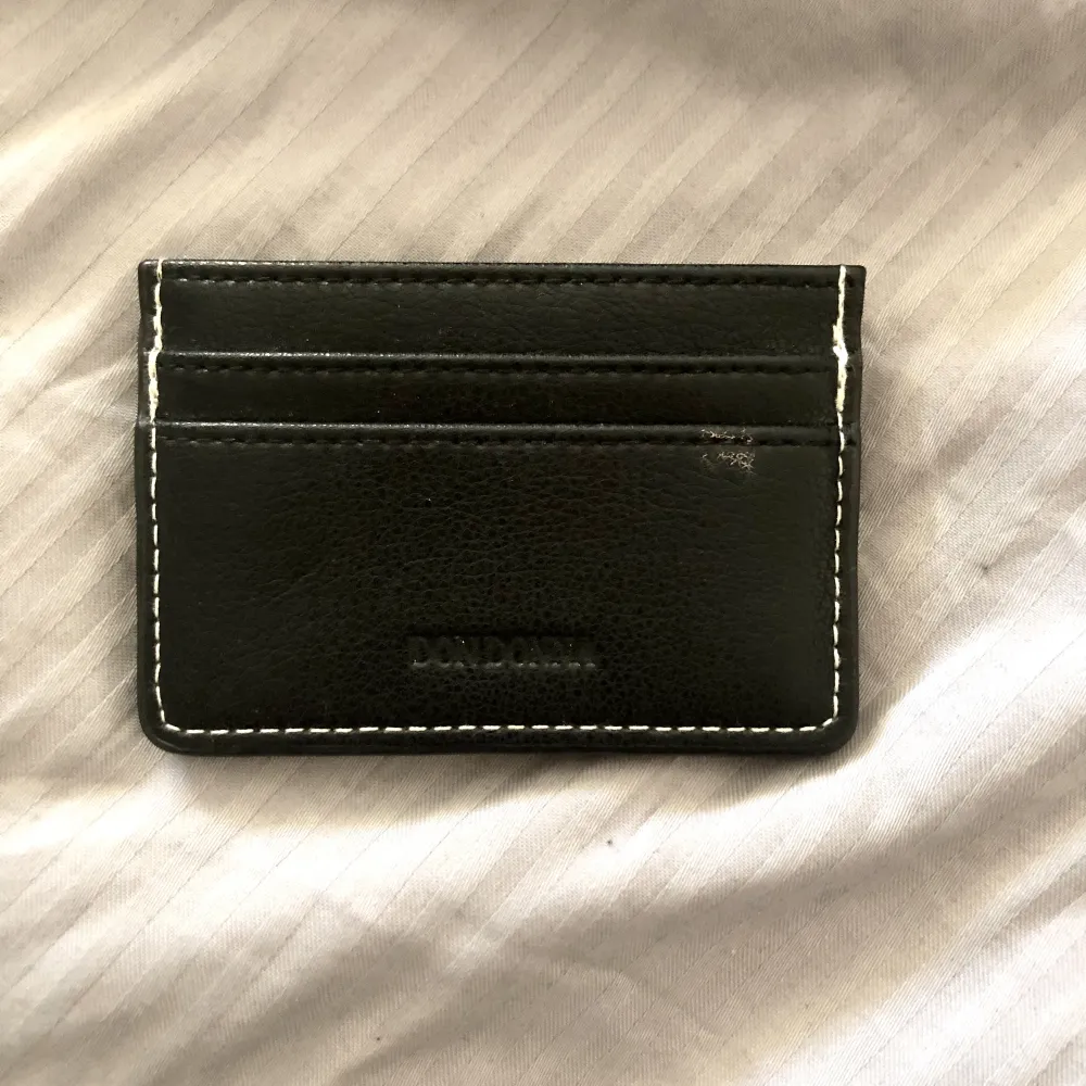 Liten men otroligt smiddig läder plånbok som har unika detaljer. Jag personligen gillar det ljusbruna tyger ( se åå sista bilden ) det finns även en spegel. . Accessoarer.