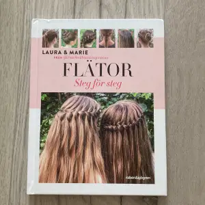 En bok som innehåller fem grundtekniker, 22 olika steg för steg frisyrer. (Flätor) 