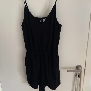 Jumpsuit - En svart jumpsuit/byxdress från hm. Inte använd särskilt mycket så fortfarande i mycket fint skick. Skulle säga att den är liten i storleken 💓 har reglerbara band