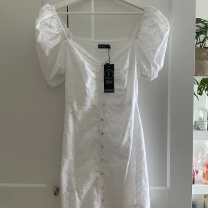 Vit Klänning - Helt oanvänd vit klänning från Boohoo, perfekt till sommaren💓 Etiketten finns kvar. Säljer då den inte kommit till användning☺️