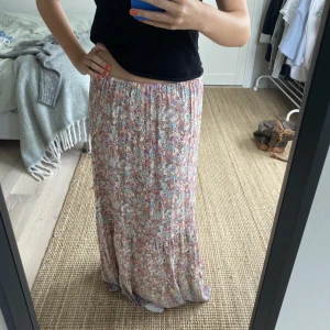 Mönstrad klänning/kjol - Säljer denna fina mönstrade klänningen. Klänningen har resår i midjan så funkar lika bra att ha som en långkjol. Inköpt utomlands. Köparen står för frakt. ❤️