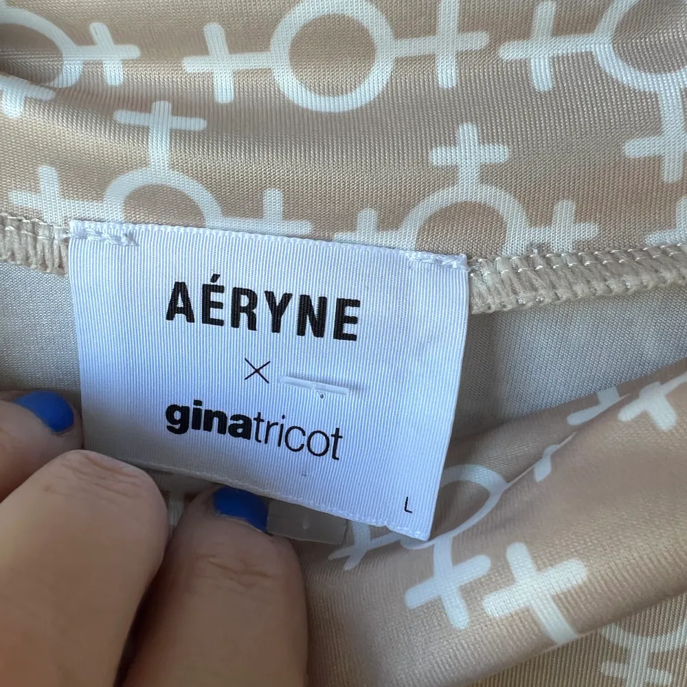 Säljer en fantastisk långärmad tröja från samarbetet mellan Aeryn x Gina Tricot. Toppar.