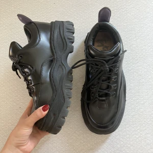 Eytys Angel leather black 39 - Eytys Angel läder sneakers i fint skick. Kommer aldrig till användning för mig, Nypris 2800:-