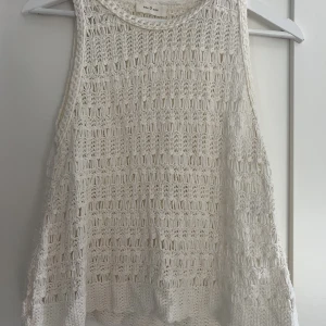 Sommar topp - Fin somrig hålstickad topp som är perfekt nu under sommaren!