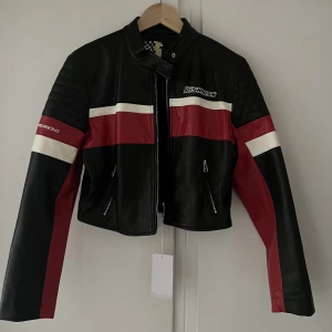 Skinnjacka oanvänd  - Helt oanvänd modern jacka! 