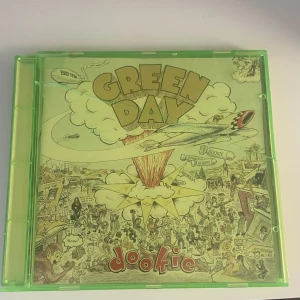 Green day cd - Skivan är felfri, men framsidan av fordralet är trasigt drf billigt pris