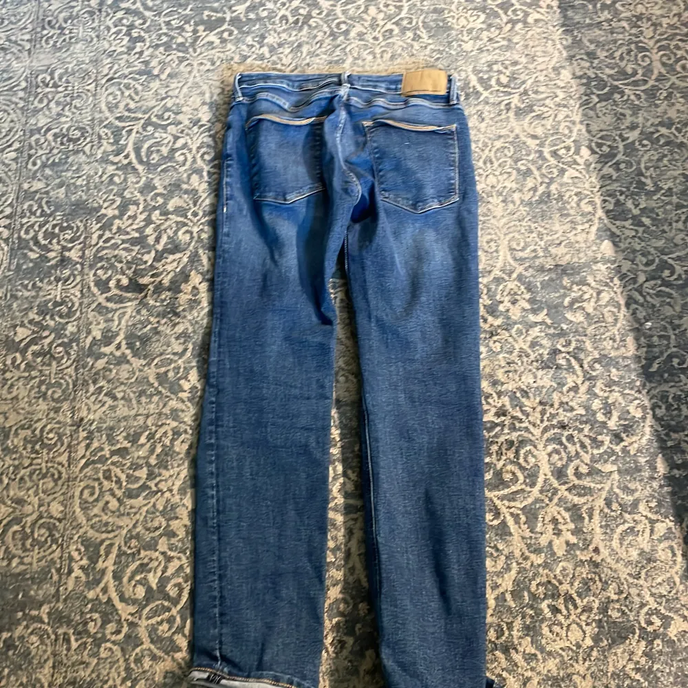 Säljer mina Jack n jones byxor för 100 kr eftersom jag aldrig använt dom och troligen aldrig kommer använda dom.  Original priset är 500 kr. Jeans & Byxor.
