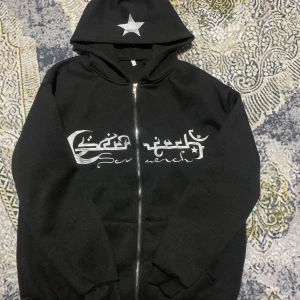 Y2K hoodie - Y2K hoodie som är väldigt bekväm och fin. Köpte hoodien men tyvärr passade den inte mig o då säljer jag den. Den är använd ca två gånger bara. Storleken på den är S. Jag säljer den för 600