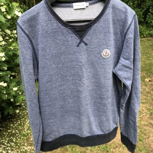 Moncler sweatshirt - Storlek M sitter tts. Inga fel på den alls. Skriv ett DM om du har några frågor