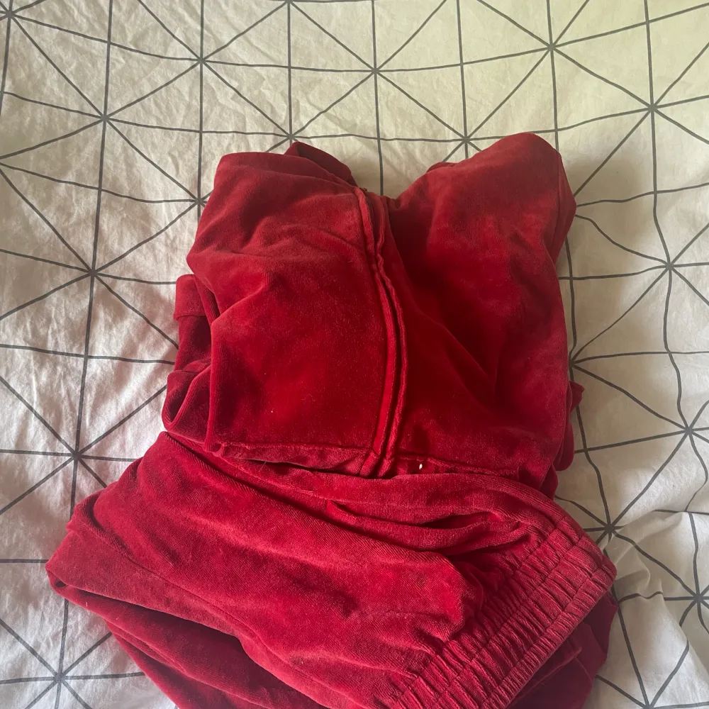 Rött mjukissett som inte kommer till användning längre. Använt fåtal gånger. Byxor i S och tröja i M❣️. Tröjor & Koftor.