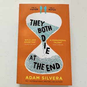 They both die at the end bok - Köpte en för mycket och tyvärr kom den lite skadad i baksidan, annars är allt annat perfekt :) 