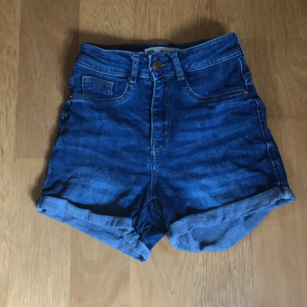 Fina jeansshorts från gina tricot. Båda molly shortsen går för 60kr tillsammans.:). Shorts.
