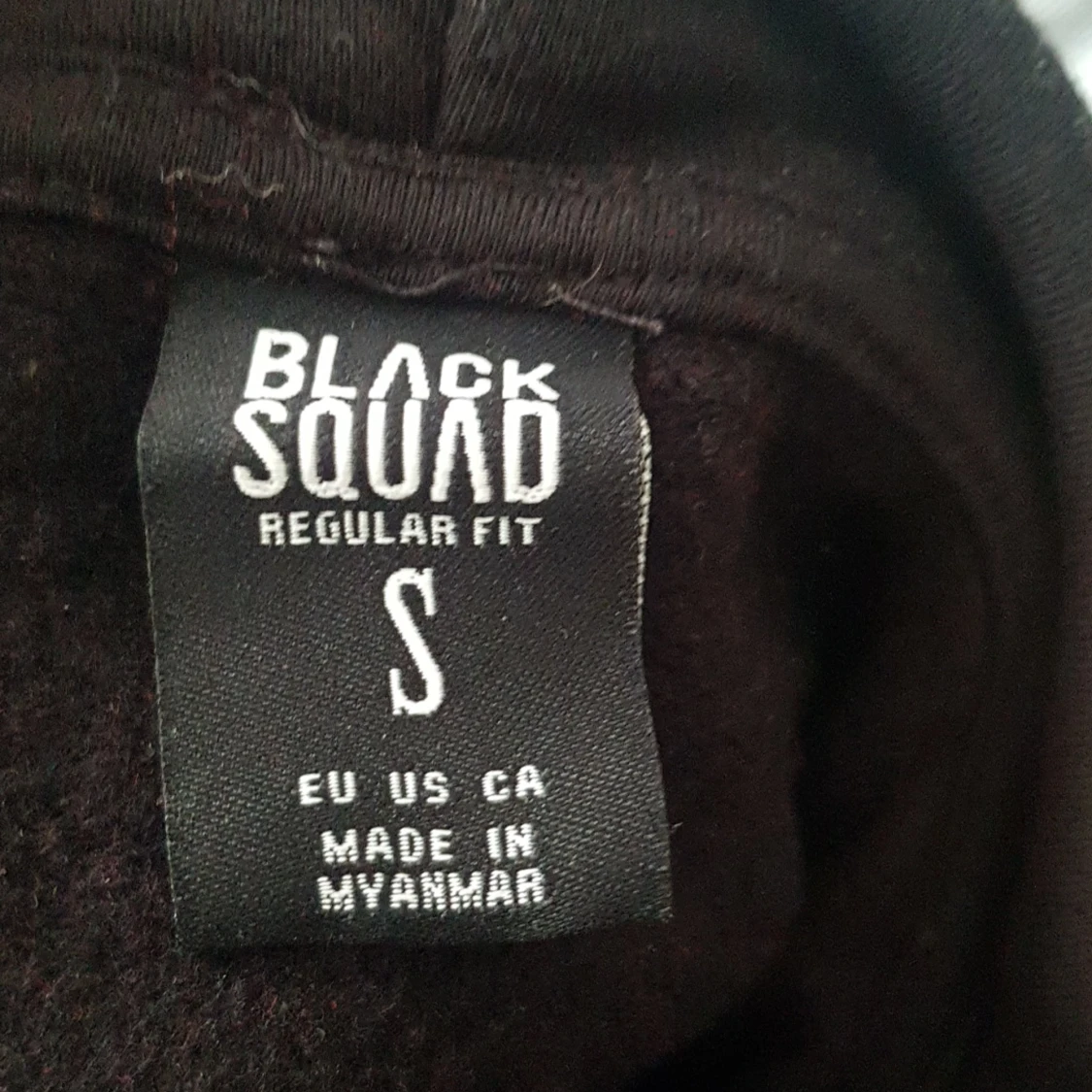 En svart/röd hoodie - 91