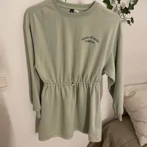 Grön Klänning  - En klänning med väldigt mjukt material. En är köpt på hm för ungefär 1 år sen. Den är knappast använda. Kontakta mig om du har fler frågor 🙂