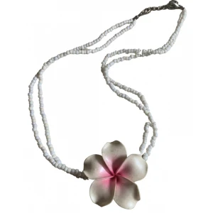 Halsband  - Så vackert sommarhalsband med hibiskus på🩷🌺🩷🌺🩷