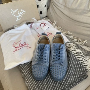 Christian Louboutin skor - Tjena, säljer nu mina Christian Louboutin skor i denna sjukt fina färg. Skicket är 9/10 och skon är i size 42,5 men passar större🥰  Kontakta mig privat vid frågor och funderingar :) Allt og tillkommer vid köp!!