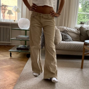 Gula lowwaist jeans 😍 - Modellen är 167👏🏻🥰 jättefint skick!!! Lite Manchester tyg