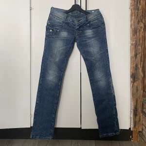 Bootcut jeans - Dessa är från 90-2000-talet! Supersnygga fickor och detaljer. De har en ficka på benet som är en snygg detalj. De är även väldigt lowrise! Tyvärr för små för mig.
